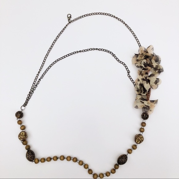 Long beaded necklace with flower accessory - Picture 2 of 7